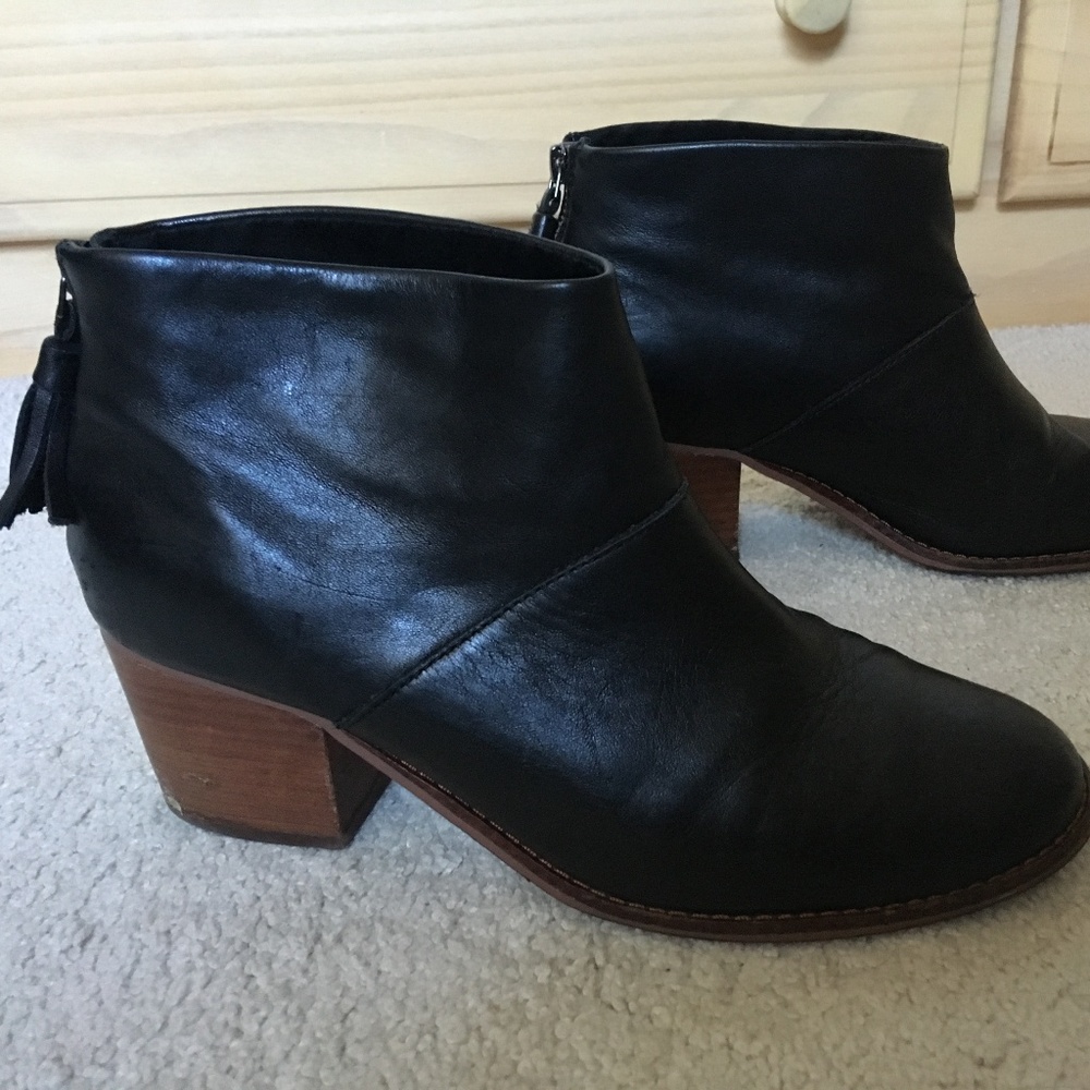 TOMS Leila black leather ankle bootie size 9